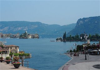 Vordergrund: links Limone - rechts Lazise - Hintergrund Bardolino/Torri und weitere